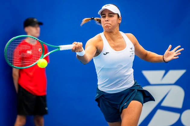 Jessica Bouzas Maneiro of Spain returns a ball to Marie Bouzkova of Czech Republic during the WTA, Tennis Damen 250 Livesport Prague Open 2026 tennis tournament match on July 20, 2026, in Prague, Czech Republic. (CTKxPhoto VitxSimanek) CTKPhotoP2026072005190  CTKPhotoP2026072005190