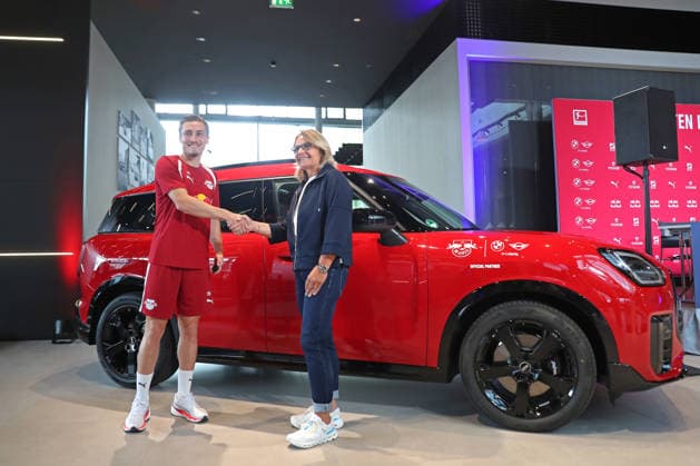 RB Leipzig: PK mit Neuzugang Rocco Reitz, 20.07.2026 Rocco Reitz (Neuzugang bei RB Leipzig) bekommt von Petra Peterhänsel (Leiterin BMW Group Werk Leipzig) seinen neuen Dienstwagen übergeben. Fußball-Bundesliga, Saison 2026 2027: Pressekonferenz zur Präsentation eines neuen Spielers am 20.07.2026 im BMW-Autohaus, Zwickauer Straße. *** RB Leipzig Press Conference with New Signing Rocco Reitz, July 20, 2026: Rocco Reitz, RB Leipzig’s new signing, receives his new company car from Petra Peterhänsel, Head of the BMW Group Plant in Leipzig. Bundesliga, 2026–2027 season. Press conference to introduce a new player on July 20, 2026, at the BMW dealership on Zwickauer Straße Copyright: xBEAUTIFULxSPORTS JanxKaeferx