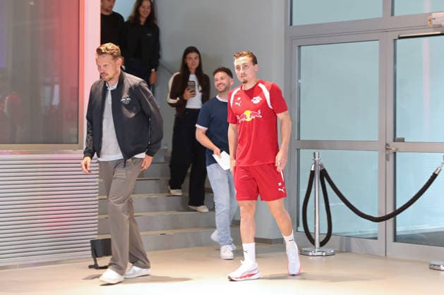 RB Leipzig: PK mit Neuzugang Rocco Reitz, 20.07.2026 Sebastian Schuppan (Sportdirektor, RB Leipzig links) und Rocco Reitz (Neuzugang bei RB Leipzig). Fußball-Bundesliga, Saison 2026 2027: Pressekonferenz zur Präsentation eines neuen Spielers am 20.07.2026 im BMW-Autohaus, Zwickauer Straße. *** RB Leipzig press conference with new signing Rocco Reitz, July 20, 2026: Sebastian Schuppan, sporting director of RB Leipzig (left), and Rocco Reitz, new signing for RB Leipzig in the Bundesliga, 2026–2027 season. Press conference to introduce a new player on July 20, 2026, at the BMW dealership on Zwickauer Straße Copyright: xBEAUTIFULxSPORTS JanxKaeferx