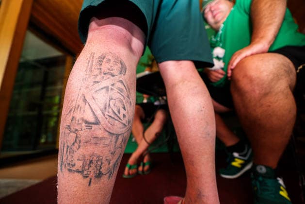 20.07.2026, AUT, Fußball, Herren, 1. Bundesliga, Trainingslager, Saison 2026 2027, Zell am Ziller, SV Werder Bremen Fans warten vor dem Hotel auf die Ankunft der Mannschaft DFL regulations prohibit any use of photographs as image sequences and or quasi-video. Zell am Ziller Posthotel Tirol Österreich *** July 20, 2026, Austria, Soccer, Men s, 1. Bundesliga, Training Camp, 2026–2027 Season, Zell am Ziller, SV Werder Bremen fans wait outside the hotel for the team’s arrival. DFL regulations prohibit any use of photographs as image sequences and or quasi-video. Zell am Ziller, Posthotel, Tyrol, Austria Copyright: xNordphotox xSchneiderx