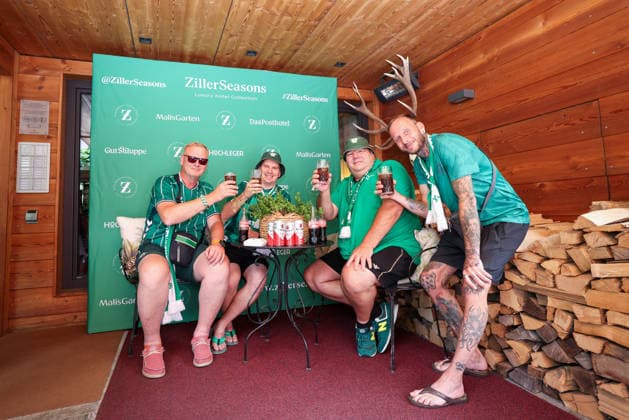 20.07.2026, AUT, Fußball, Herren, 1. Bundesliga, Trainingslager, Saison 2026 2027, Zell am Ziller, SV Werder Bremen Fans warten vor dem Hotel auf die Ankunft der Mannschaft DFL regulations prohibit any use of photographs as image sequences and or quasi-video. Zell am Ziller Posthotel Tirol Österreich *** July 20, 2026, Austria, Soccer, Men s, 1. Bundesliga, Training Camp, 2026–2027 Season, Zell am Ziller, SV Werder Bremen fans wait outside the hotel for the team’s arrival. DFL regulations prohibit any use of photographs as image sequences and or quasi-video. Zell am Ziller, Posthotel, Tyrol, Austria Copyright: xNordphotox xSchneiderx