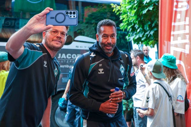 20.07.2026, AUT, Fußball, Herren, 1. Bundesliga, Trainingslager, Saison 2026 2027, Zell am Ziller, SV Werder Bremen Daniel Thioune ( Cheftrainer SV Werder Bremen ) kommt im Trainingslager im Posthotel an. DFL regulations prohibit any use of photographs as image sequences and or quasi-video. Zell am Ziller Posthotel Tirol Österreich *** July 20, 2026, Austria, Soccer, Men s, 1. Bundesliga, Training Camp, 2026–2027 Season, Zell am Ziller, SV Werder Bremen: Head Coach Daniel Thioune arrives at the training camp at the Posthotel. DFL regulations prohibit any use of photographs as image sequences and or quasi-video. Zell am Ziller, Posthotel, Tyrol, Austria Copyright: xNordphotox xSchneiderx