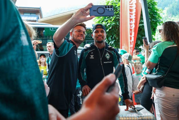 20.07.2026, AUT, Fußball, Herren, 1. Bundesliga, Trainingslager, Saison 2026 2027, Zell am Ziller, SV Werder Bremen Felix Agu ( SV Werder Bremen 27 ) kommt im Trainingslager im Posthotel an. DFL regulations prohibit any use of photographs as image sequences and or quasi-video. Zell am Ziller Posthotel Tirol Österreich *** July 20, 2026, Austria, Soccer, Men s, 1. Bundesliga, Training Camp, 2026–2027 Season, Zell am Ziller, SV Werder Bremen Felix Agu SV Werder Bremen 27 arrives at the training camp at the Posthotel DFL regulations prohibit any use of photographs as image sequences and or quasi-video Zell am Ziller Posthotel Tyrol Austria Copyright: xNordphotox xSchneiderx