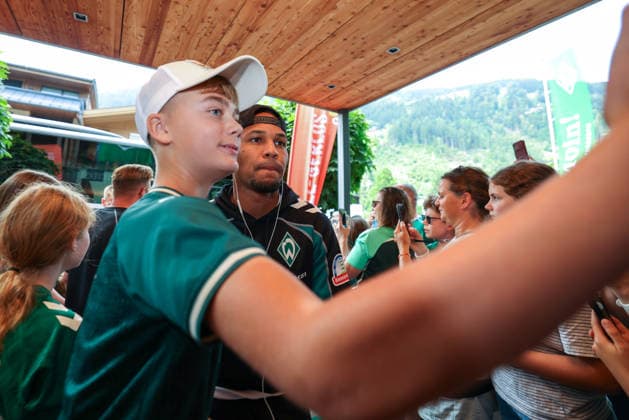 20.07.2026, AUT, Fußball, Herren, 1. Bundesliga, Trainingslager, Saison 2026 2027, Zell am Ziller, SV Werder Bremen Felix Agu ( SV Werder Bremen 27 ) kommt im Trainingslager im Posthotel an. DFL regulations prohibit any use of photographs as image sequences and or quasi-video. Zell am Ziller Posthotel Tirol Österreich *** July 20, 2026, Austria, Soccer, Men s, 1. Bundesliga, Training Camp, 2026–2027 Season, Zell am Ziller, SV Werder Bremen Felix Agu SV Werder Bremen 27 arrives at the training camp at the Posthotel DFL regulations prohibit any use of photographs as image sequences and or quasi-video Zell am Ziller Posthotel Tyrol Austria Copyright: xNordphotox xSchneiderx
