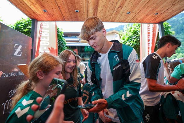 20.07.2026, AUT, Fußball, Herren, 1. Bundesliga, Trainingslager, Saison 2026 2027, Zell am Ziller, SV Werder Bremen Mats Heitmann ( SV Werder Bremen 36 ) kommt im Trainingslager im Posthotel an. DFL regulations prohibit any use of photographs as image sequences and or quasi-video. Zell am Ziller Posthotel Tirol Österreich *** July 20, 2026, Austria, Soccer, Men s, 1. Bundesliga, Training Camp, 2026–2027 Season, Zell am Ziller, SV Werder Bremen s Mats Heitmann (age 36) arrives at the training camp at the Posthotel. DFL regulations prohibit any use of photographs as image sequences and or quasi-video. Zell am Ziller, Posthotel, Tyrol, Austria Copyright: xNordphotox xSchneiderx