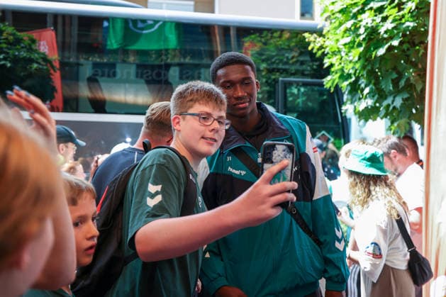 20.07.2026, AUT, Fußball, Herren, 1. Bundesliga, Trainingslager, Saison 2026 2027, Zell am Ziller, SV Werder Bremen Karim Coulibaly ( SV Werder Bremen 31 ) kommt im Trainingslager im Posthotel an. DFL regulations prohibit any use of photographs as image sequences and or quasi-video. Zell am Ziller Posthotel Tirol Österreich *** July 20, 2026, Austria, Soccer, Men s, 1. Bundesliga, Training Camp, 2026–2027 Season, Zell am Ziller, SV Werder Bremen s Karim Coulibaly, No. 31, arrives at the training camp at the Posthotel. DFL regulations prohibit any use of photographs as image sequences and or quasi-video. Zell am Ziller, Posthotel, Tyrol, Austria Copyright: xNordphotox xSchneiderx