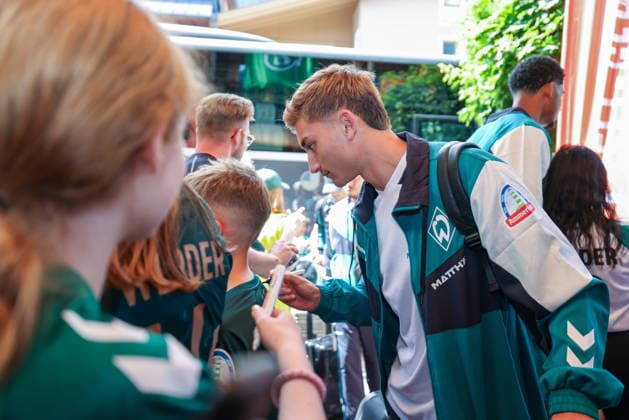 20.07.2026, AUT, Fußball, Herren, 1. Bundesliga, Trainingslager, Saison 2026 2027, Zell am Ziller, SV Werder Bremen Ivan San Jose Cantalejo Chuki ( SV Werder Bremen 20 ) kommt im Trainingslager im Posthotel an. DFL regulations prohibit any use of photographs as image sequences and or quasi-video. Zell am Ziller Posthotel Tirol Österreich *** July 20, 2026, Austria, Soccer, Men s, 1. Bundesliga, Training Camp, 2026–2027 Season, Zell am Ziller, SV Werder Bremen’s Ivan San Jose Cantalejo Chuki arrives at the training camp at the Posthotel. DFL regulations prohibit any use of photographs as image sequences and or quasi-video. Zell am Ziller, Posthotel, Tyrol, Austria Copyright: xNordphotox xSchneiderx