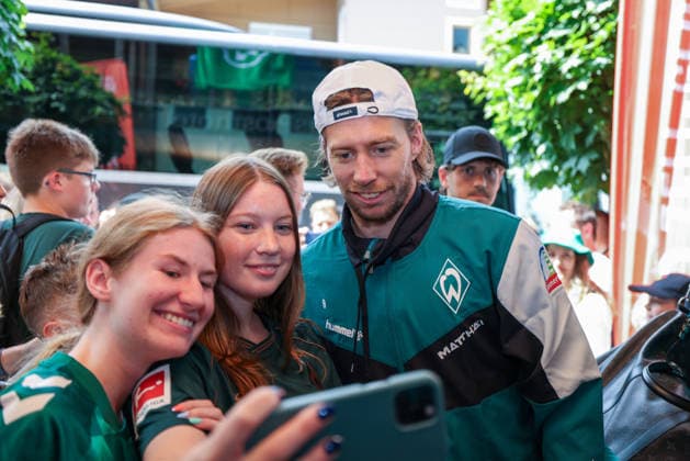 20.07.2026, AUT, Fußball, Herren, 1. Bundesliga, Trainingslager, Saison 2026 2027, Zell am Ziller, SV Werder Bremen Mitchell Weiser ( SV Werder Bremen 8 ) kommt im Trainingslager im Posthotel an. DFL regulations prohibit any use of photographs as image sequences and or quasi-video. Zell am Ziller Posthotel Tirol Österreich *** July 20, 2026, Austria, Soccer, Men s, 1. Bundesliga, Training Camp, 2026–2027 Season, Zell am Ziller, SV Werder Bremen Mitchell Weiser SV Werder Bremen 8 arrives at the training camp at the Posthotel. DFL regulations prohibit any use of photographs as image sequences and or quasi-video. Zell am Ziller, Posthotel, Tyrol, Austria Copyright: xNordphotox xSchneiderx
