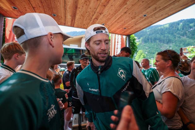 20.07.2026, AUT, Fußball, Herren, 1. Bundesliga, Trainingslager, Saison 2026 2027, Zell am Ziller, SV Werder Bremen Mitchell Weiser ( SV Werder Bremen 8 ) kommt im Trainingslager im Posthotel an. DFL regulations prohibit any use of photographs as image sequences and or quasi-video. Zell am Ziller Posthotel Tirol Österreich *** July 20, 2026, Austria, Soccer, Men s, 1. Bundesliga, Training Camp, 2026–2027 Season, Zell am Ziller, SV Werder Bremen Mitchell Weiser SV Werder Bremen 8 arrives at the training camp at the Posthotel. DFL regulations prohibit any use of photographs as image sequences and or quasi-video. Zell am Ziller, Posthotel, Tyrol, Austria Copyright: xNordphotox xSchneiderx