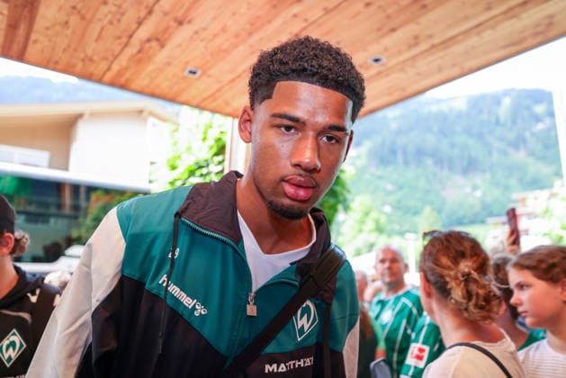 20.07.2026, AUT, Fußball, Herren, 1. Bundesliga, Trainingslager, Saison 2026 2027, Zell am Ziller, SV Werder Bremen Salim Musah ( SV Werder Bremen 29 ) kommt im Trainingslager im Posthotel an. DFL regulations prohibit any use of photographs as image sequences and or quasi-video. Zell am Ziller Posthotel Tirol Österreich *** July 20, 2026, Austria, Soccer, Men s, 1. Bundesliga, Training Camp, 2026–2027 Season, Zell am Ziller, SV Werder Bremen s Salim Musah, No. 29, arrives at the training camp at the Posthotel. DFL regulations prohibit any use of photographs as image sequences and or quasi-video. Zell am Ziller, Posthotel, Tyrol, Austria Copyright: xNordphotox xSchneiderx