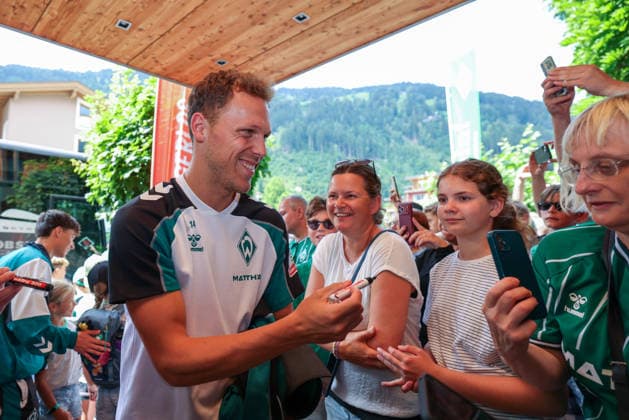 20.07.2026, AUT, Fußball, Herren, 1. Bundesliga, Trainingslager, Saison 2026 2027, Zell am Ziller, SV Werder Bremen Senne Lynen ( SV Werder Bremen 14 ) kommt im Trainingslager im Posthotel an. DFL regulations prohibit any use of photographs as image sequences and or quasi-video. Zell am Ziller Posthotel Tirol Österreich *** July 20, 2026, Austria, Soccer, Men s, 1. Bundesliga, Training Camp, 2026–2027 Season, Zell am Ziller, SV Werder Bremen Senne Lynen SV Werder Bremen 14 arrives at the training camp at the Posthotel. DFL regulations prohibit any use of photographs as image sequences and or quasi-video. Zell am Ziller, Posthotel, Tyrol, Austria Copyright: xNordphotox xSchneiderx