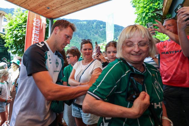 20.07.2026, AUT, Fußball, Herren, 1. Bundesliga, Trainingslager, Saison 2026 2027, Zell am Ziller, SV Werder Bremen Senne Lynen ( SV Werder Bremen 14 ) kommt im Trainingslager im Posthotel an. DFL regulations prohibit any use of photographs as image sequences and or quasi-video. Zell am Ziller Posthotel Tirol Österreich *** July 20, 2026, Austria, Soccer, Men s, 1. Bundesliga, Training Camp, 2026–2027 Season, Zell am Ziller, SV Werder Bremen Senne Lynen SV Werder Bremen 14 arrives at the training camp at the Posthotel. DFL regulations prohibit any use of photographs as image sequences and or quasi-video. Zell am Ziller, Posthotel, Tyrol, Austria Copyright: xNordphotox xSchneiderx