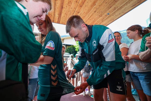 20.07.2026, AUT, Fußball, Herren, 1. Bundesliga, Trainingslager, Saison 2026 2027, Zell am Ziller, SV Werder Bremen Karl Hein ( SV Werder Bremen 1 ) kommt im Trainingslager im Posthotel an. DFL regulations prohibit any use of photographs as image sequences and or quasi-video. Zell am Ziller Posthotel Tirol Österreich *** July 20, 2026, Austria, Soccer, Men s, 1. Bundesliga, Training Camp, 2026–2027 Season, Zell am Ziller, SV Werder Bremen Karl Hein SV Werder Bremen 1 arrives at the training camp at the Posthotel DFL regulations prohibit any use of photographs as image sequences and or quasi-video Zell am Ziller Posthotel Tyrol Austria Copyright: xNordphotox xSchneiderx