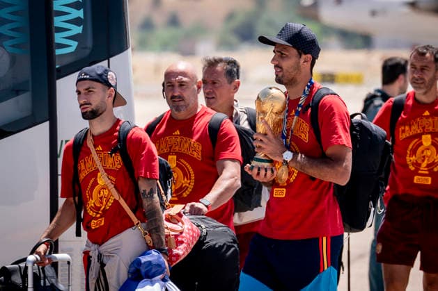 La Selección Espanola llega al aeropuerto de Madrid-Barajas La selección espanola a su llegada al aeropuerto de Madrid-Barajas, a 20 de julio de 2026, en Madrid (Espana). El combinado espanol se convirtió ayer en campeón del Mundial 2026 de fútbol, tras vencer por 1-0 a Argentina con gol de Ferrán Torres. 20 JULIO 2026 A. Pé Madrid Madrid Espana *** The Spanish National Team Arrives at Madrid-Barajas Airport The Spanish national team upon its arrival at Madrid-Barajas Airport on July 20, 2026, in Madrid, Spain. The Spanish team became the 2026 World Cup champion yesterday after defeating Argentina 1–0 with a goal by Ferrán Torres. JULY 20, 2026, in Madrid, Spain  Copyright: xA.xPÃ rezxMecax 7677542