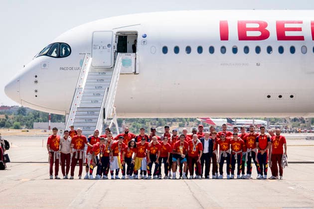 La Selección Espanola llega al aeropuerto de Madrid-Barajas La selección espanola a su llegada al aeropuerto de Madrid-Barajas, a 20 de julio de 2026, en Madrid (Espana). El combinado espanol se convirtió ayer en campeón del Mundial 2026 de fútbol, tras vencer por 1-0 a Argentina con gol de Ferrán Torres. 20 JULIO 2026 A. Pé Madrid Madrid Espana *** The Spanish National Team Arrives at Madrid-Barajas Airport The Spanish national team upon its arrival at Madrid-Barajas Airport on July 20, 2026, in Madrid, Spain. The Spanish team became the 2026 World Cup champion yesterday after defeating Argentina 1–0 with a goal by Ferrán Torres. JULY 20, 2026, in Madrid, Spain  Copyright: xA.xPÃ rezxMecax 7677545