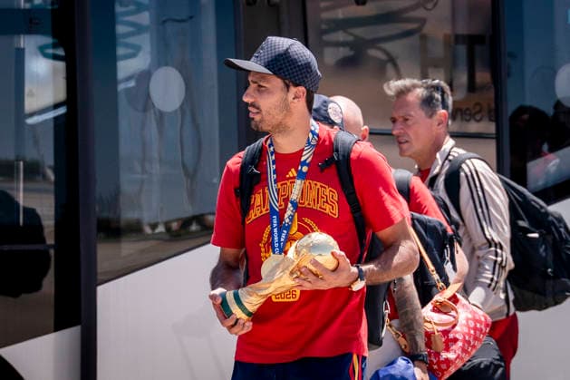 La Selección Espanola llega al aeropuerto de Madrid-Barajas La selección espanola a su llegada al aeropuerto de Madrid-Barajas, a 20 de julio de 2026, en Madrid (Espana). El combinado espanol se convirtió ayer en campeón del Mundial 2026 de fútbol, tras vencer por 1-0 a Argentina con gol de Ferrán Torres. 20 JULIO 2026 A. Pé Madrid Madrid Espana *** The Spanish National Team Arrives at Madrid-Barajas Airport The Spanish national team upon its arrival at Madrid-Barajas Airport on July 20, 2026, in Madrid, Spain. The Spanish team became the 2026 World Cup champion yesterday after defeating Argentina 1–0 with a goal by Ferrán Torres. JULY 20, 2026, in Madrid, Spain  Copyright: xA.xPÃ rezxMecax 7677541
