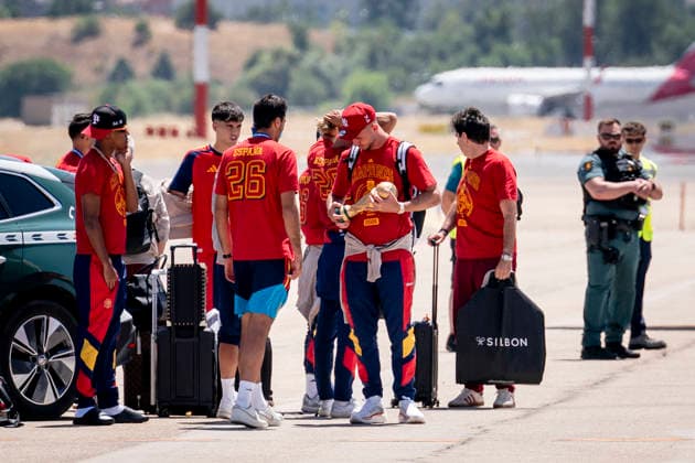 La Selección Espanola llega al aeropuerto de Madrid-Barajas La selección espanola a su llegada al aeropuerto de Madrid-Barajas, a 20 de julio de 2026, en Madrid (Espana). El combinado espanol se convirtió ayer en campeón del Mundial 2026 de fútbol, tras vencer por 1-0 a Argentina con gol de Ferrán Torres. 20 JULIO 2026 A. Pé Madrid Madrid Espana *** The Spanish National Team Arrives at Madrid-Barajas Airport The Spanish national team upon its arrival at Madrid-Barajas Airport on July 20, 2026, in Madrid, Spain. The Spanish team became the 2026 World Cup champion yesterday after defeating Argentina 1–0 with a goal by Ferrán Torres. JULY 20, 2026, in Madrid, Spain  Copyright: xA.xPÃ rezxMecax 7677547