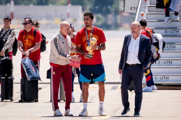 La Selección Espanola llega al aeropuerto de Madrid-Barajas El capitán de la selección espanola, Rodri, y el seleccionador, Luis de la Fuente, selección espanola a su llegada al aeropuerto de Madrid-Barajas, a 20 de julio de 2026, en Madrid (Espana). El combinado espanol se convirtió ayer en campeón del Mundial 2026 de fútbol, tras vencer por 1-0 a Argentina con gol de Ferrán Torres. 20 JULIO 2026 A. Pé Madrid Madrid Espana *** The Spanish National Team Arrives at Madrid-Barajas Airport. Spanish national team captain Rodri and head coach Luis de la Fuente are seen upon the team’s arrival at Madrid-Barajas Airport on July 20, 2026, in Madrid, Spain. The Spanish team became the 2026 World Cup champion yesterday after defeating Argentina 1–0 with a goal by Ferrán Torres. JULY 20, 2026, in Madrid, Spain  Copyright: xA.xPÃ rezxMecax 7677555