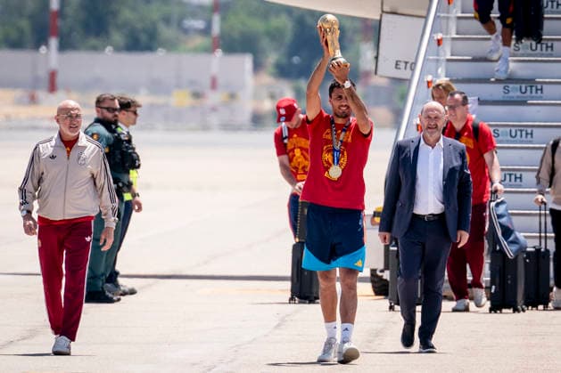 La Selección Espanola llega al aeropuerto de Madrid-Barajas El capitán de la selección espanola, Rodri, y el seleccionador, Luis de la Fuente, selección espanola a su llegada al aeropuerto de Madrid-Barajas, a 20 de julio de 2026, en Madrid (Espana). El combinado espanol se convirtió ayer en campeón del Mundial 2026 de fútbol, tras vencer por 1-0 a Argentina con gol de Ferrán Torres. 20 JULIO 2026 A. Pé Madrid Madrid Espana *** The Spanish National Team Arrives at Madrid-Barajas Airport. Spanish national team captain Rodri and head coach Luis de la Fuente are seen upon the team’s arrival at Madrid-Barajas Airport on July 20, 2026, in Madrid, Spain. The Spanish team became the 2026 World Cup champion yesterday after defeating Argentina 1–0 with a goal by Ferrán Torres. JULY 20, 2026, in Madrid, Spain  Copyright: xA.xPÃ rezxMecax 7677557