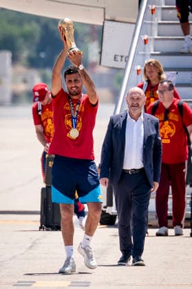 La Selección Espanola llega al aeropuerto de Madrid-Barajas El capitán de la selección espanola, Rodri, y el seleccionador, Luis de la Fuente, selección espanola a su llegada al aeropuerto de Madrid-Barajas, a 20 de julio de 2026, en Madrid (Espana). El combinado espanol se convirtió ayer en campeón del Mundial 2026 de fútbol, tras vencer por 1-0 a Argentina con gol de Ferrán Torres. 20 JULIO 2026 A. Pé Madrid Madrid Espana *** The Spanish National Team Arrives at Madrid-Barajas Airport. Spanish national team captain Rodri and head coach Luis de la Fuente are seen upon the team’s arrival at Madrid-Barajas Airport on July 20, 2026, in Madrid, Spain. The Spanish team became the 2026 World Cup champion yesterday after defeating Argentina 1–0 with a goal by Ferrán Torres. JULY 20, 2026, in Madrid, Spain  Copyright: xA.xPÃ rezxMecax 7677558