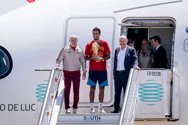 La Selección Espanola llega al aeropuerto de Madrid-Barajas El capitán de la selección espanola, Rodri, y el seleccionador, Luis de la Fuente, selección espanola a su llegada al aeropuerto de Madrid-Barajas, a 20 de julio de 2026, en Madrid (Espana). El combinado espanol se convirtió ayer en campeón del Mundial 2026 de fútbol, tras vencer por 1-0 a Argentina con gol de Ferrán Torres. 20 JULIO 2026 A. Pé Madrid Madrid Espana *** The Spanish National Team Arrives at Madrid-Barajas Airport. Spanish national team captain Rodri and head coach Luis de la Fuente are seen upon the team’s arrival at Madrid-Barajas Airport on July 20, 2026, in Madrid, Spain. The Spanish team became the 2026 World Cup champion yesterday after defeating Argentina 1–0 with a goal by Ferrán Torres. JULY 20, 2026, in Madrid, Spain  Copyright: xA.xPÃ rezxMecax 7677565