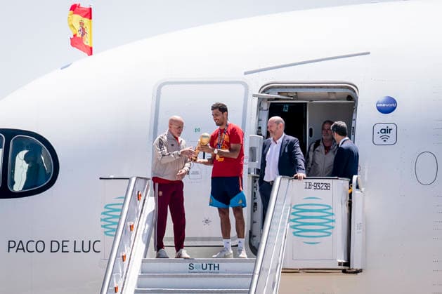 La Selección Espanola llega al aeropuerto de Madrid-Barajas El capitán de la selección espanola, Rodri, y el seleccionador, Luis de la Fuente, selección espanola a su llegada al aeropuerto de Madrid-Barajas, a 20 de julio de 2026, en Madrid (Espana). El combinado espanol se convirtió ayer en campeón del Mundial 2026 de fútbol, tras vencer por 1-0 a Argentina con gol de Ferrán Torres. 20 JULIO 2026 A. Pé Madrid Madrid Espana *** The Spanish National Team Arrives at Madrid-Barajas Airport. Spanish national team captain Rodri and head coach Luis de la Fuente are seen upon the team’s arrival at Madrid-Barajas Airport on July 20, 2026, in Madrid, Spain. The Spanish team became the 2026 World Cup champion yesterday after defeating Argentina 1–0 with a goal by Ferrán Torres. JULY 20, 2026, in Madrid, Spain  Copyright: xA.xPÃ rezxMecax 7677567
