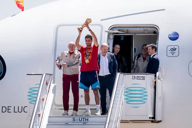 La Selección Espanola llega al aeropuerto de Madrid-Barajas El capitán de la selección espanola, Rodri, y el seleccionador, Luis de la Fuente, selección espanola a su llegada al aeropuerto de Madrid-Barajas, a 20 de julio de 2026, en Madrid (Espana). El combinado espanol se convirtió ayer en campeón del Mundial 2026 de fútbol, tras vencer por 1-0 a Argentina con gol de Ferrán Torres. 20 JULIO 2026 A. Pé Madrid Madrid Espana *** The Spanish National Team Arrives at Madrid-Barajas Airport. Spanish national team captain Rodri and head coach Luis de la Fuente are seen upon the team’s arrival at Madrid-Barajas Airport on July 20, 2026, in Madrid, Spain. The Spanish team became the 2026 World Cup champion yesterday after defeating Argentina 1–0 with a goal by Ferrán Torres. JULY 20, 2026, in Madrid, Spain  Copyright: xA.xPÃ rezxMecax 7677568