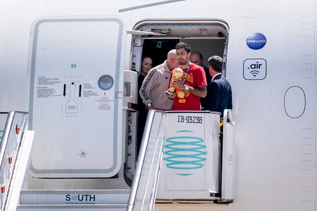 La Selección Espanola llega al aeropuerto de Madrid-Barajas El capitán de la selección espanola, Rodri, y el seleccionador, Luis de la Fuente, selección espanola a su llegada al aeropuerto de Madrid-Barajas, a 20 de julio de 2026, en Madrid (Espana). El combinado espanol se convirtió ayer en campeón del Mundial 2026 de fútbol, tras vencer por 1-0 a Argentina con gol de Ferrán Torres. 20 JULIO 2026 A. Pé Madrid Madrid Espana *** The Spanish National Team Arrives at Madrid-Barajas Airport. Spanish national team captain Rodri and head coach Luis de la Fuente are seen upon the team’s arrival at Madrid-Barajas Airport on July 20, 2026, in Madrid, Spain. The Spanish team became the 2026 World Cup champion yesterday after defeating Argentina 1–0 with a goal by Ferrán Torres. JULY 20, 2026, in Madrid, Spain  Copyright: xA.xPÃ rezxMecax 7677571