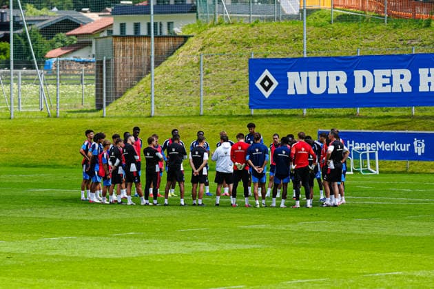 Merlin Polzin (Hamburger SV, Trainer) spricht zu seinen Spielern AUT, Training Hamburger SV, Fussball, 1. Bundesliga, Saison 2026 2027, 20.07.2026 AUT, Training Hamburger SV, Fussball, 1. Bundesliga, Saison 2026 2027, 20.07.2026 Oberlängenfeld *** Merlin Polzin, Hamburger SV coach, speaks to his players AUT, Hamburger SV practice, soccer, Bundesliga 1, 2026–2027 season, July 20, 2026, AUT, Hamburger SV training, soccer, Bundesliga 1, 2026–2027 season, July 20, 2026, Oberlängenfeld Copyright: xEibner-Pressefoto MarcelxvonxFehrnx EP_MFN