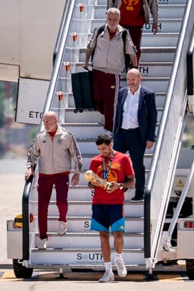 La Selección Espanola llega al aeropuerto de Madrid-Barajas El capitán de la selección espanola, Rodri, y el seleccionador, Luis de la Fuente, selección espanola a su llegada al aeropuerto de Madrid-Barajas, a 20 de julio de 2026, en Madrid (Espana). El combinado espanol se convirtió ayer en campeón del Mundial 2026 de fútbol, tras vencer por 1-0 a Argentina con gol de Ferrán Torres. 20 JULIO 2026 A. Pé Madrid Madrid Espana *** The Spanish National Team Arrives at Madrid-Barajas Airport. Spanish national team captain Rodri and head coach Luis de la Fuente are seen upon the team’s arrival at Madrid-Barajas Airport on July 20, 2026, in Madrid, Spain. The Spanish team became the 2026 World Cup champion yesterday after defeating Argentina 1–0 with a goal by Ferrán Torres. JULY 20, 2026, in Madrid, Spain  Copyright: xA.xPÃ rezxMecax 7677563