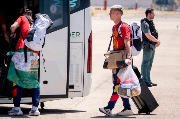 La Selección Espanola llega al aeropuerto de Madrid-Barajas El jugador de la selección espanola, Dani Olmo, a su llegada al aeropuerto de Madrid-Barajas, a 20 de julio de 2026, en Madrid (Espana). El combinado espanol se convirtió ayer en campeón del Mundial 2026 de fútbol, tras vencer por 1-0 a Argentina con gol de Ferrán Torres. 20 JULIO 2026 A. Pé Madrid Madrid Espana *** The Spanish National Team arrives at Madrid-Barajas Airport. Spanish national team player Dani Olmo upon his arrival at Madrid-Barajas Airport on July 20, 2026, in Madrid, Spain. The Spanish national team became the 2026 World Cup champion yesterday after defeating Argentina 1–0 with a goal by Ferrán Torres. JULY 20, 2026, in Madrid, Spain  Copyright: xA.xPÃ rezxMecax 7677582