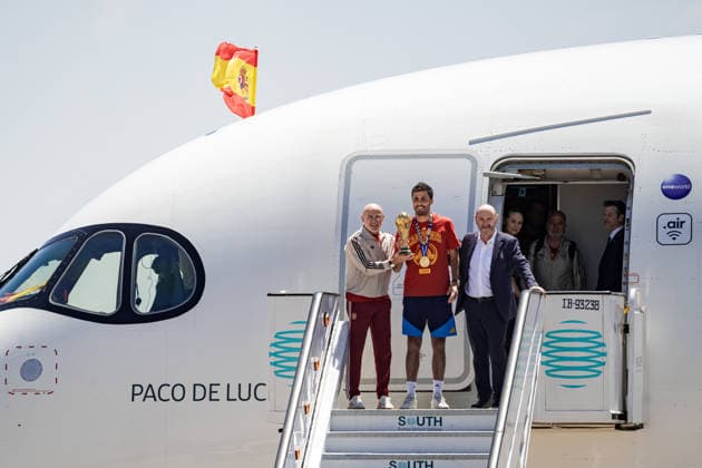 Spain return home with FIFA World Cup, WM, Weltmeisterschaft, Fussball trophy MADRID, SPAIN - JULY 20: Royal Spanish Football Federation President Rafael Louzan, Spain head coach Luis de la Fuente and captain Rodri arrive with the FIFA World Cup trophy at Adolfo Suarez Madrid-Barajas Airport, after Spain defeated Argentina in the 2026 FIFA World Cup final, in Madrid, Spain, July 20, 2026. Diego Radames Anadolu Madrid Spain. Editorial use only. Please get in touch for any other usage.  Copyright: x2026xAnadoluxDiegoxRadamesx