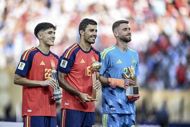 RECORD DATE NOT STATED Spanish players receive medals and lift the FIFA World Cup, WM, Weltmeisterschaft, Fussball 2026 champion trophy. East Rutherford (USA), 07 19 2026 Football FIFA World Cup 2026 Awards FIFA awarded the individual highlights of the FIFA World Cup 2026 after the final between Spain and Argentina, played at MetLife Stadium in East Rutherford, New York New Jersey, this Sunday (19). Goalkeeper Unai Simon received the award for best goalkeeper of the World Cup (Golden Glove), midfielder Rodri was elected the best player of the World Cup (Golden Ball) and defender Pau Cubarsi won the award for best young player of the competition during the awards ceremony held after the Spanish national team, Nationalteam won the World Cup title.(Foto: Pedro Paulo Diaz Thenews2 imago images) SPO  Copyright: xPedroxPauloxDiazx