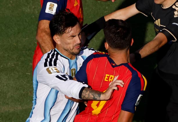 Leandro Paredes of Argentina forces Eric Garcia of Spain to the ground after time expires at the FIFA World Cup, WM, Weltmeisterschaft, Fussball final match against Spain at New York New Jersey Stadium in East Rutherford, New Jersey, on Sunday, June 19, 2026. Spain won the match 1-0.  NYP202607192030 JOHNxANGELILLO