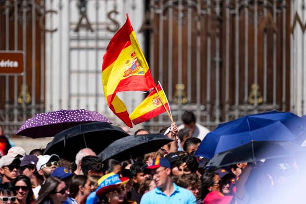 July 20, 2026, Madrid, Madrid, Spain: A supporter celebrates with a Spain flag during the parade celebration of Spain as Champions of the FIFA World Cup, WM, Weltmeisterschaft, Fussball 2026 at Cibeles Palace on July 20, 2026 in Madrid, Spain. Madrid Spain - ZUMAa181 20260720_zaa_a181_002 Copyright: xOscarxJ.xBarrosox