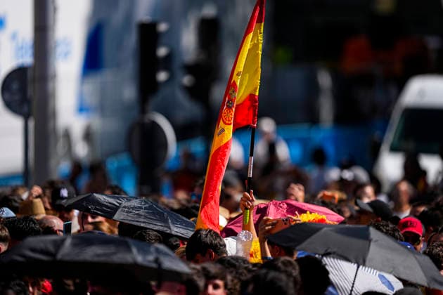 July 20, 2026, Madrid, Madrid, Spain: A supporter celebrates with a Spain flag during the parade celebration of Spain as Champions of the FIFA World Cup, WM, Weltmeisterschaft, Fussball 2026 at Cibeles Palace on July 20, 2026 in Madrid, Spain. Spain FIFA World Cup 2026 Parade In Madrid  - ZUMAa181 20260720_zaa_a181_003 Copyright: xOscarxJ.xBarrosox