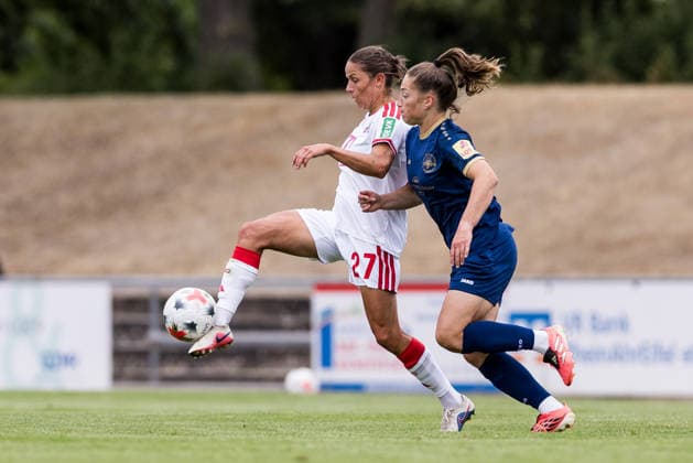 Testspiel: SG 99 Andernach vs. 1. FC Köln, 20.07.2026 ANDERNACH, DEUTSCHLAND - JULI 20: Zweikampf zwischen Laura Feiersinger (1. FC Köln, 27) und Leonie Krump (SG 99 Andernach, 10) während dem Testspiel zwischen SG 99 Andernach vs. 1. FC Köln im Stadion Andernach am 20. Juli 2026 in Andernach, Deutschland. *** Friendly Match: SG 99 Andernach vs. 1 FC Köln, July 20, 2026, ANDERNACH, GERMANY, JULY 20: A tackle between Laura Feiersinger of 1 FC Köln, 27, and Leonie Krump of SG 99 Andernach, 10, during the friendly match between SG 99 Andernach and 1 FC Köln at Andernach Stadium on July 20, 2026, in Andernach, Germany Copyright: xBEAUTIFULxSPORTS Wunderlx