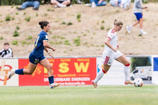 Testspiel: SG 99 Andernach vs. 1. FC Köln, 20.07.2026 ANDERNACH, DEUTSCHLAND - JULI 20: Anna-Lena Stolze (1. FC Köln, 7) am Ball gegen Muriel Bey (SG 99 Andernach, 31) während dem Testspiel zwischen SG 99 Andernach vs. 1. FC Köln im Stadion Andernach am 20. Juli 2026 in Andernach, Deutschland. *** Friendly Match: SG 99 Andernach vs. 1 FC Köln, July 20, 2026, ANDERNACH, GERMANY, July 20, Anna Lena Stolze (1 FC Köln) challenges Muriel Bey (SG 99 Andernach) for the ball, 31 during the friendly match between SG 99 Andernach and 1 FC Köln at Andernach Stadium on July 20, 2026, in Andernach, Germany Copyright: xBEAUTIFULxSPORTS Wunderlx