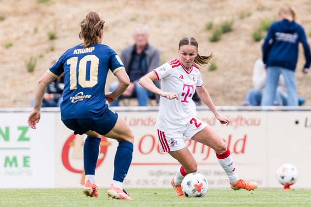 Testspiel: SG 99 Andernach vs. 1. FC Köln, 20.07.2026 ANDERNACH, DEUTSCHLAND - JULI 20: Laura Donhauser (1. FC Köln, 25) am Ball gegen Leonie Krump (SG 99 Andernach, 10) während dem Testspiel zwischen SG 99 Andernach vs. 1. FC Köln im Stadion Andernach am 20. Juli 2026 in Andernach, Deutschland. *** Friendly Match: SG 99 Andernach vs. 1 FC Köln, July 20, 2026, ANDERNACH, GERMANY, July 20, Laura Donhauser (1 FC Köln) challenges Leonie Krump (SG 99 Andernach) for the ball, 10 during the friendly match between SG 99 Andernach and 1 FC Köln at Andernach Stadium on July 20, 2026, in Andernach, Germany Copyright: xBEAUTIFULxSPORTS Wunderlx