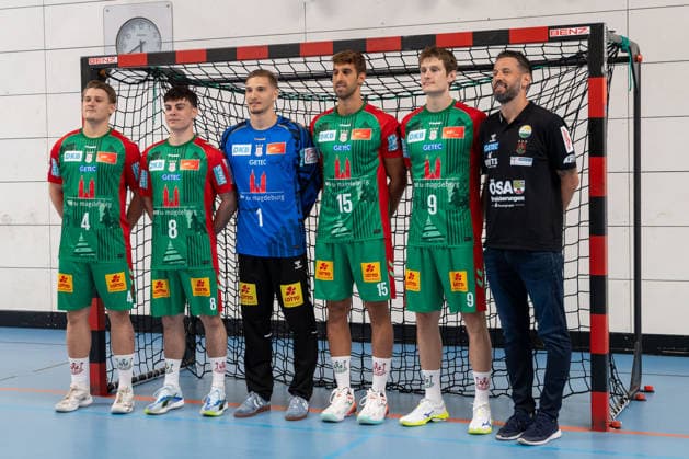 20.07.2026, xgox, Handball - Opel HBL SC Magdeburg - Fototermin Saison 2026 27 emspor, v.l. Malte Elze (Magdeburg, 4), Tim Thielicke (Magdeburg, 8), Dominik Kuzmanovic (Magdeburg, 1), Antonio Serradilla (Magdeburg, 15), Oskar Vind Rasmussen (Magdeburg, 9), Bennet Wiegert (Magdeburg, Trainer) Magdeburg *** July 20, 2026, xgox, Opel HBL SC Magdeburg Handball Photo Op for the 2026–27 Season, emspor, from left: Malte Elze (Magdeburg), 4, Tim Thielicke (Magdeburg), 8, Dominik Kuzmanovic (Magdeburg), 1, Antonio Serradilla (Magdeburg), 15, Oskar Vind Rasmussen (Magdeburg), 9, Bennet Wiegert (Magdeburg), Magdeburg Coach