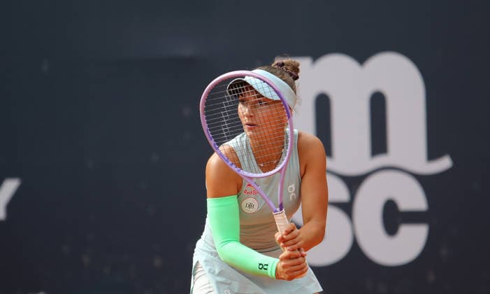 WTA, Tennis Damen 250 - MSC Hamburg Ladies Open: Julia Stusek (Deutschland) in ihrem Erstrundenspiel auf dem Centre Court am Rothenbaum. *** WTA 250 MSC Hamburg Ladies Open: Julia Stusek of Germany in her first-round match on Center Court at Rothenbaum
