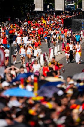 July 20, 2026, Madrid, Madrid, Spain: Several fans walk to Cibeles during the parade celebration of Spain as Champions of the FIFA World Cup, WM, Weltmeisterschaft, Fussball 2026 at Cibeles Palace on July 20, 2026 in Madrid, Spain. Madrid Spain - ZUMAa181 20260720_zaa_a181_009 Copyright: xOscarxJ.xBarrosox