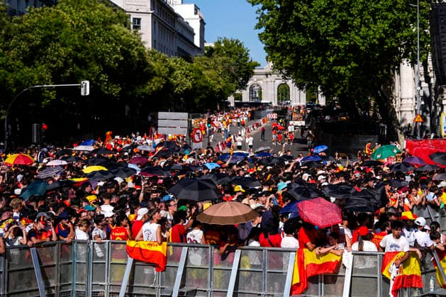 July 20, 2026, Madrid, Madrid, Spain: Several fans walk to Cibeles during the parade celebration of Spain as Champions of the FIFA World Cup, WM, Weltmeisterschaft, Fussball 2026 at Cibeles Palace on July 20, 2026 in Madrid, Spain. Spain FIFA World Cup 2026 Parade In Madrid  - ZUMAa181 20260720_zaa_a181_008 Copyright: xOscarxJ.xBarrosox