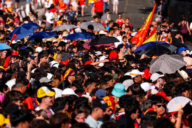 July 20, 2026, Madrid, Madrid, Spain: The Spanish stands follow the speaker s music during the parade celebration of Spain as Champions of the FIFA World Cup, WM, Weltmeisterschaft, Fussball 2026 at Cibeles Palace on July 20, 2026 in Madrid, Spain. Madrid Spain - ZUMAa181 20260720_zaa_a181_010 Copyright: xOscarxJ.xBarrosox