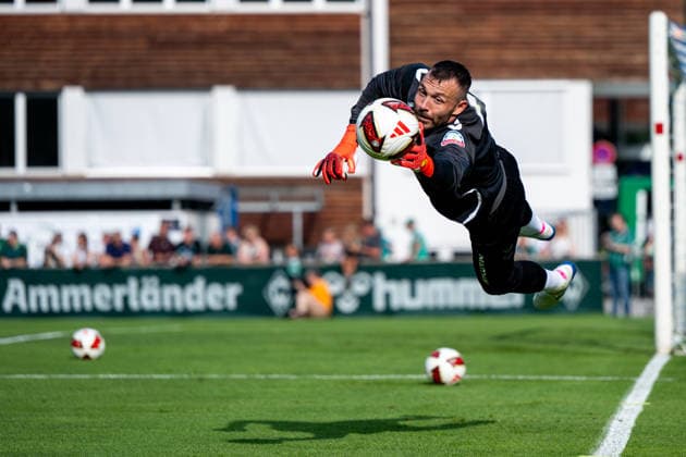20.07.2026, AUT, Fußball, Herren, 1. Bundesliga, Trainingslager, Saison 2026 2027, Zell am Ziller, SV Werder Bremen Torwart Markus Kolke ( Bremen, 25 ) am Ball, Zell am Ziller Parkstadion Tirol Österreich *** July 20, 2026, Austria, Soccer, Men s, 1. Bundesliga, Training Camp, 2026–2027 Season, Zell am Ziller, SV Werder Bremen goalkeeper Markus Kolke, Bremen, 25 on the Ball, Zell am Ziller Parkstadion, Tyrol, Austria Copyright: xNordphotox xMemmlerx