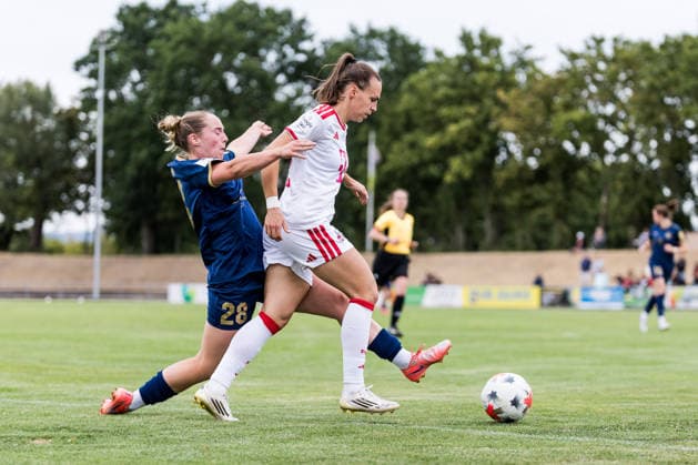 Testspiel: SG 99 Andernach vs. 1. FC Köln, 20.07.2026 ANDERNACH, DEUTSCHLAND - JULI 20: Zweikampf Nele Gärtner (SG 99 Andernach, 28) gegen Dora Zeller (1. FC Köln, 19) während dem Testspiel zwischen SG 99 Andernach vs. 1. FC Köln im Stadion Andernach am 20. Juli 2026 in Andernach, Deutschland. *** Friendly Match: SG 99 Andernach vs. 1 FC Köln, July 20, 2026, ANDERNACH, GERMANY, July 20: Tackle between Nele Gärtner (SG 99 Andernach, 28) and Dora Zeller (1 FC Köln), 19, during the friendly match between SG 99 Andernach and 1 FC Köln at Andernach Stadium on July 20, 2026, in Andernach, Germany Copyright: xBEAUTIFULxSPORTS Wunderlx