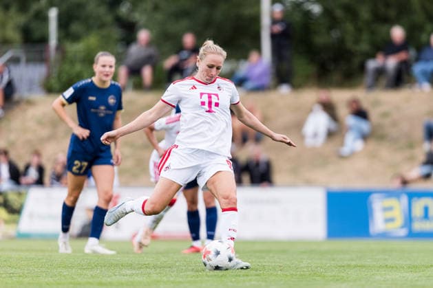 Testspiel: SG 99 Andernach vs. 1. FC Köln, 20.07.2026 ANDERNACH, DEUTSCHLAND - JULI 20: Pauline Bremer (1. FC Köln, 9) schießt den Elfmeter während dem Testspiel zwischen SG 99 Andernach vs. 1. FC Köln im Stadion Andernach am 20. Juli 2026 in Andernach, Deutschland. *** Friendly Match: SG 99 Andernach vs. 1 FC Köln, July 20, 2026, ANDERNACH, GERMANY JULY 20 Pauline Bremer of 1 FC Köln takes the penalty kick during the friendly match between SG 99 Andernach and 1 FC Köln at Andernach Stadium on July 20, 2026, in Andernach, Germany Copyright: xBEAUTIFULxSPORTS Wunderlx