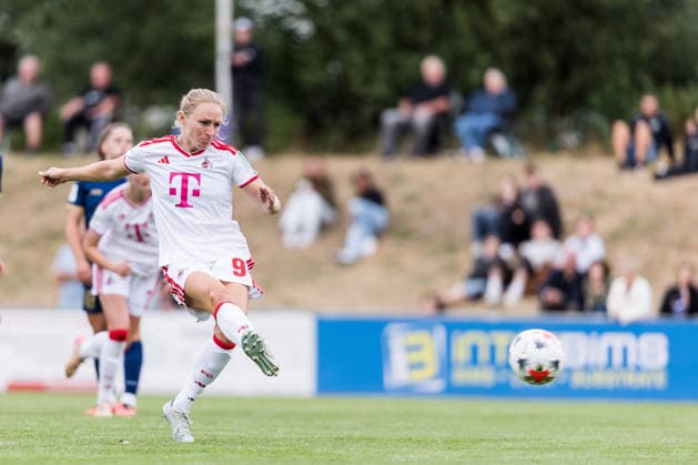 Testspiel: SG 99 Andernach vs. 1. FC Köln, 20.07.2026 ANDERNACH, DEUTSCHLAND - JULI 20: Pauline Bremer (1. FC Köln, 9) schießt den Elfmeter während dem Testspiel zwischen SG 99 Andernach vs. 1. FC Köln im Stadion Andernach am 20. Juli 2026 in Andernach, Deutschland. *** Friendly Match: SG 99 Andernach vs. 1 FC Köln, July 20, 2026, ANDERNACH, GERMANY JULY 20 Pauline Bremer of 1 FC Köln takes the penalty kick during the friendly match between SG 99 Andernach and 1 FC Köln at Andernach Stadium on July 20, 2026, in Andernach, Germany Copyright: xBEAUTIFULxSPORTS Wunderlx