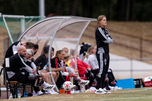 Testspiel: SG 99 Andernach vs. 1. FC Köln, 20.07.2026 ANDERNACH, DEUTSCHLAND - JULI 20: Britta Carlson (Trainerin 1. FC Köln) während dem Testspiel zwischen SG 99 Andernach vs. 1. FC Köln im Stadion Andernach am 20. Juli 2026 in Andernach, Deutschland. *** Friendly Match: SG 99 Andernach vs. 1 FC Köln, July 20, 2026, ANDERNACH, GERMANY JULY 20 Britta Carlson, coach of 1 FC Köln, during the friendly match between SG 99 Andernach and 1 FC Köln at Andernach Stadium on July 20, 2026, in Andernach, Germany Copyright: xBEAUTIFULxSPORTS Wunderlx