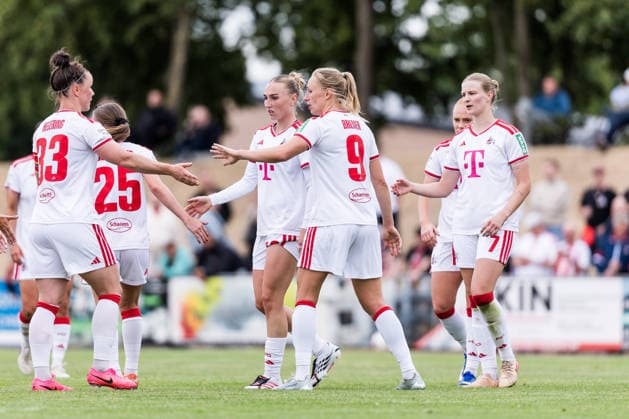 Testspiel: SG 99 Andernach vs. 1. FC Köln, 20.07.2026 ANDERNACH, DEUTSCHLAND - JULI 20: Jubel zum 0:2 durch Pauline Bremer (1. FC Köln, 9) während dem Testspiel zwischen SG 99 Andernach vs. 1. FC Köln im Stadion Andernach am 20. Juli 2026 in Andernach, Deutschland. *** Friendly Match: SG 99 Andernach vs. 1 FC Köln, July 20, 2026, ANDERNACH, GERMANY JULY 20 Celebration following Pauline Bremer’s goal to make it 0–2 for 1 FC Köln, 9 during the friendly match between SG 99 Andernach and 1 FC Köln at Andernach Stadium on July 20, 2026, in Andernach, Germany Copyright: xBEAUTIFULxSPORTS Wunderlx